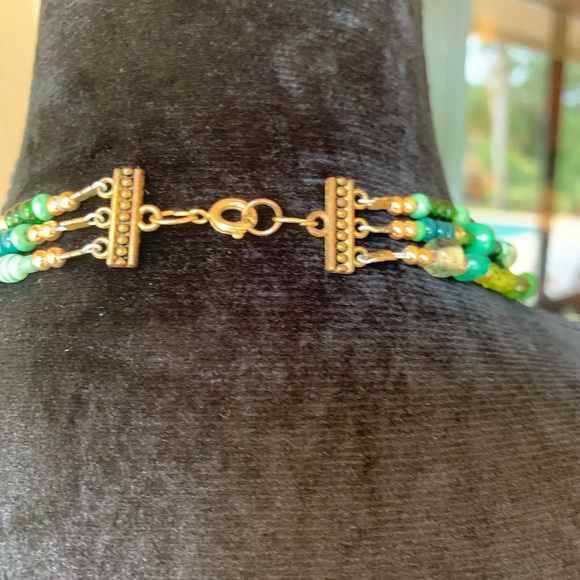 Green tri-strand necklace with gold tone clasp. - Picture 4 of 5